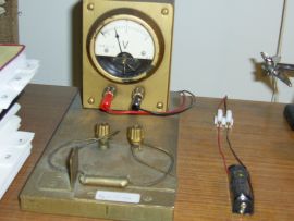 A picture of a voltage meter, range: 0.5 V - 3 V