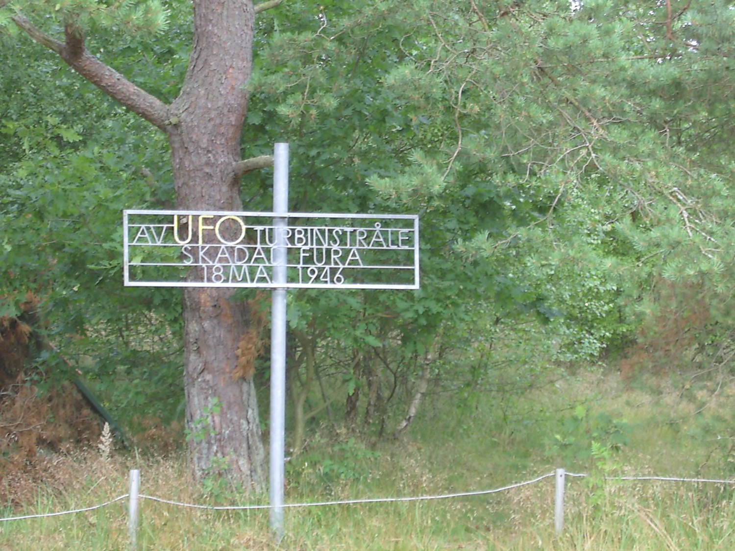Närbild på UFO-turbinskylten