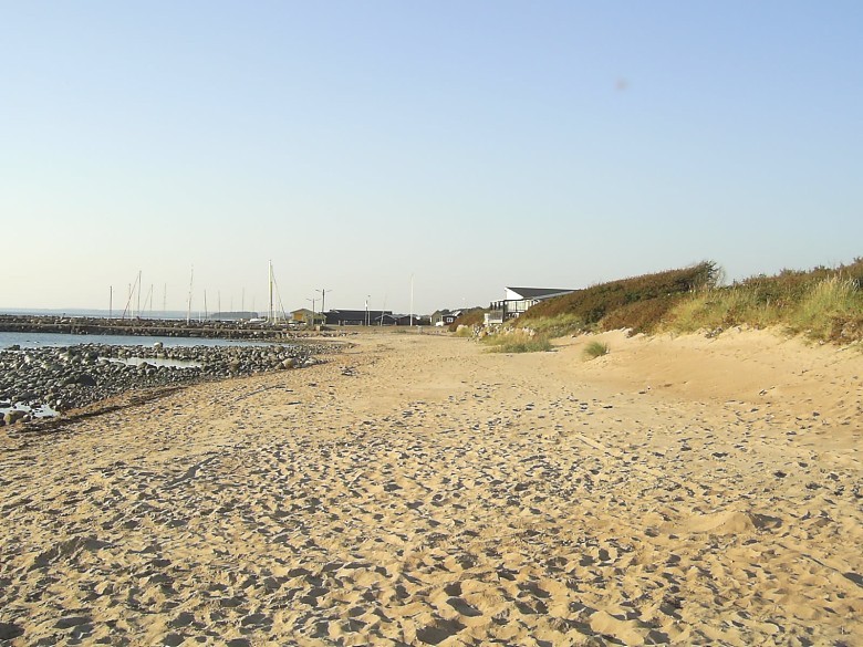 Stranden mot Vejbystrands hamn